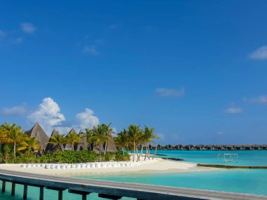 Bora Bora Adası, Maldivler, Tahiti 'deki beyaz kumlu plajda, mavi göldeki su altı bungalovları ve lüks villalar..