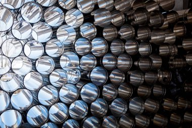 Metal boruların dokusu, havalandırma için krom paslanmaz çelik borular birbirlerinin inşaat sahasında yatıyor.