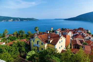 Karadağ 'ın eski kenti Herceg Novi' nin kırmızı çatılı kalesi ve evleri manzaralı
