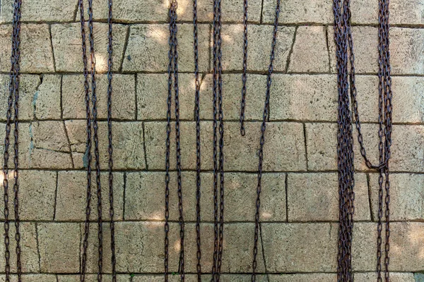 Металлические Ржавые Цепи Висят Фоне Каменной Стены — стоковое фото