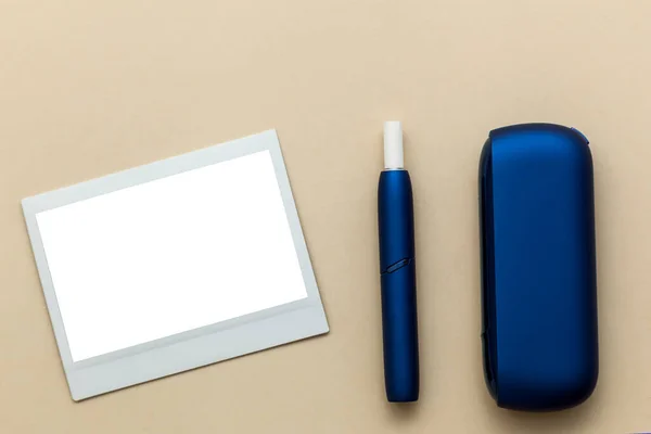 Electronic Blue Iqos Cigarette Photo Frame Beige Background — 스톡 사진