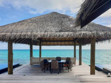 Bora Bora Adası, Maldivler, Tahiti 'deki beyaz kumlu plajda, mavi göldeki su altı bungalovları ve lüks villalar..