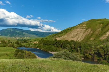 Gürcistan 'daki güzel yeşil Kafkas dağ manzarası. Gürcistan 'da seyahat, Gürcistan' da Nehir Dağları ve Yollar