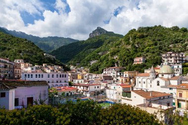 İtalya 'nın Salerno ilindeki Amalfi kıyısındaki Maiori kentinin mimarisi, manzarası ve plajları. Amalfi Sahili Avrupa 'da popüler bir seyahat ve tatil merkezidir..