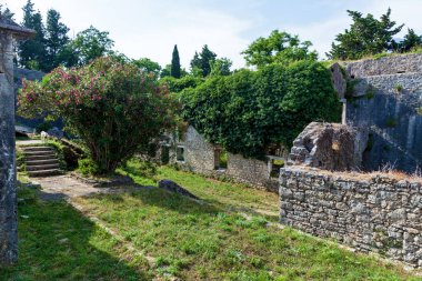 Herceg Novi Karadağ 'daki eski SPANJOLA kalesinin harabeleri ve taş binaları