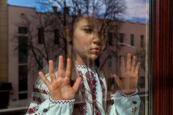 Ein Mädchen Mit Traurigem Gesicht Einem Bestickten Kleid Steht Fenster — Stockfoto