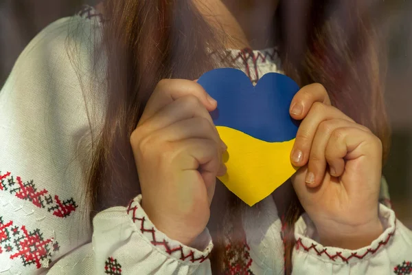 소녀는 마음을 내다본다 소녀는 전쟁에 반대하고 우크라 러시아 우크라이나 전쟁에 — 스톡 사진