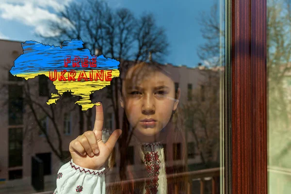 수놓은 얼굴을 소녀가 우크라이나 의지도 가까이에 소녀는 전쟁에 반대하며 우크라이나에 — 스톡 사진