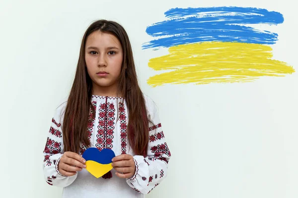 수놓은 소녀가 파란색 노란색으로 심장을 소녀는 전쟁에 반대하고 우크라이나에 사랑을 — 스톡 사진