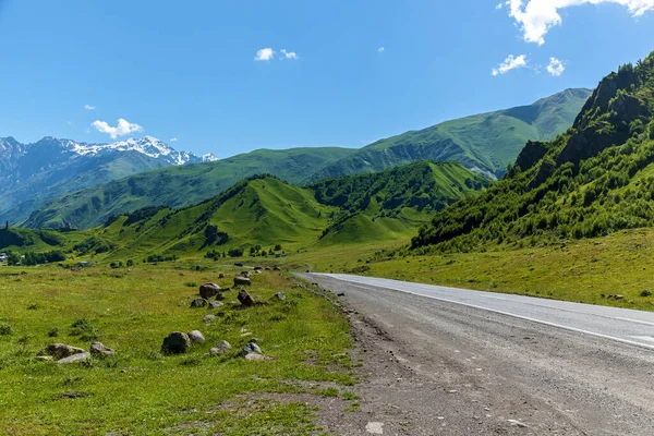 Gürcistan 'daki güzel yeşil Kafkas dağ manzarası. Gürcistan 'da seyahat, Gürcistan' da Nehir Dağları ve Yollar