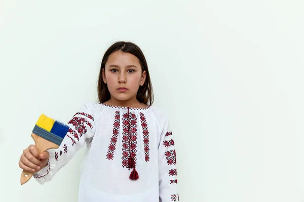 Une Fille Robe Brodée Tient Contre Mur Blanc Tenant Pinceau — Photo