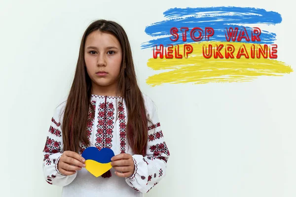 수놓은 소녀가 파란색 노란색으로 심장을 소녀는 전쟁에 반대하고 우크라이나에 사랑을 — 스톡 사진