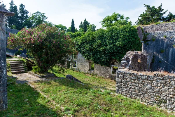 Herceg Novi Karadağ 'daki eski SPANJOLA kalesinin harabeleri ve taş binaları