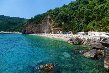 Güneşli bir günde deniz manzarası. Karadağ 'da güzel deniz manzaraları, dağlar ve doğa