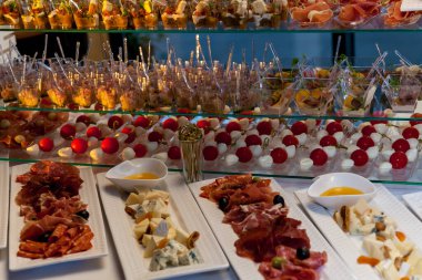 Catering hizmeti plaka .appetizing sandviç plastik üzerinde rangesandwiches bir tablo büfe yapışır. et, balık, sebze kanepeler bir festival düğün tablo açık