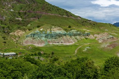 Gürcistan 'daki güzel yeşil Kafkas dağ manzarası. Gürcistan 'da seyahat, Gürcistan' da Nehir Dağları ve Yollar