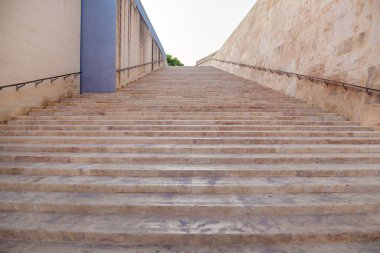 Modern geniş taş merdiven yukarı çıkıyor.