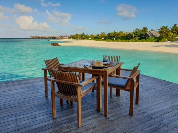 Wooden Table Chairs Terrace Overlooking Beach Ocean — ストック写真