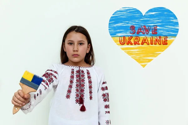 수놓은 소녀가 파란색 노란색으로 소녀는 전쟁에 반대하는 시위를 우크라 러시아 — 스톡 사진
