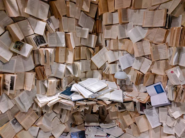 Duvardaki kitapları aç, masa ve zemin arka plan olsun. Bilgi, öğrenme ve bilim kavramı. Edebiyat aşkı.