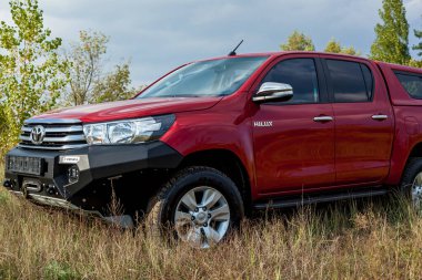 Ukrayna Kiev 10 Ekim 2020: Toyota Hilux ile güçlendirilmiş metal tampon ve vinçle kırmızı yeni 4x4 kamyonet. Japon araba markası.