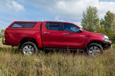 Ukrayna Kiev 10 Ekim 2020: Toyota Hilux ile güçlendirilmiş metal tampon ve vinçle kırmızı yeni 4x4 kamyonet. Japon araba markası.