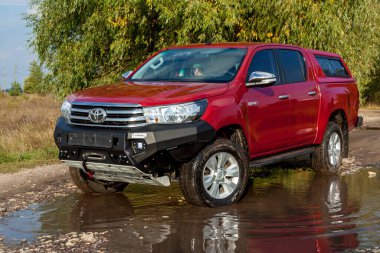 Ukrayna Kiev 10 Ekim 2020: Toyota Hilux ile güçlendirilmiş metal tampon ve vinçle kırmızı yeni 4x4 kamyonet. Japon araba markası.