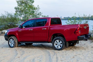 Ukrayna Kiev 10 Ekim 2020: Toyota Hilux ile güçlendirilmiş metal tampon ve vinçle kırmızı yeni 4x4 kamyonet. Japon araba markası.