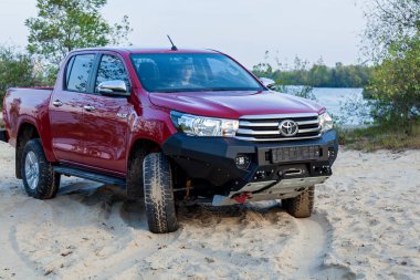 Ukrayna Kiev 10 Ekim 2020: Toyota Hilux ile güçlendirilmiş metal tampon ve vinçle kırmızı yeni 4x4 kamyonet. Japon araba markası.