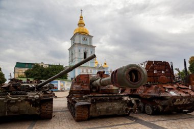 KYIV, UKRAINE 20 Ağustos 2022: Rus ordusunun imha edilmiş askeri teçhizatı Kyiv 'deki kiliselerin zeminine karşı Mikhailovskaya meydanında sergileniyor