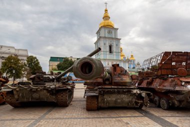 KYIV, UKRAINE 20 Ağustos 2022: Rus ordusunun imha edilmiş askeri teçhizatı Kyiv 'deki kiliselerin zeminine karşı Mikhailovskaya meydanında sergileniyor