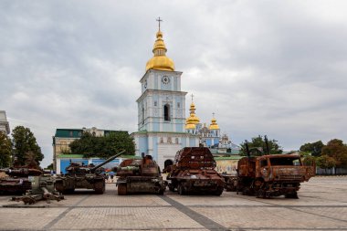 KYIV, UKRAINE 20 Ağustos 2022: Rus ordusunun imha edilmiş askeri teçhizatı Kyiv 'deki kiliselerin zeminine karşı Mikhailovskaya meydanında sergileniyor