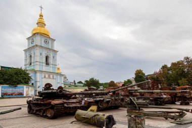 KYIV, UKRAINE 20 Ağustos 2022: Rus ordusunun imha edilmiş askeri teçhizatı Kyiv 'deki kiliselerin zeminine karşı Mikhailovskaya meydanında sergileniyor