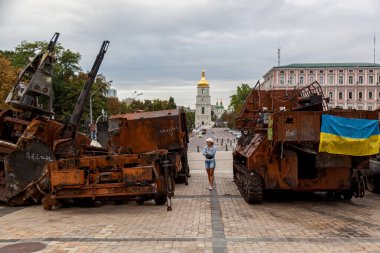 KYIV, UKRAINE 20 Ağustos 2022: Rus ordusunun imha edilmiş askeri teçhizatı Kyiv 'deki kiliselerin zeminine karşı Mikhailovskaya meydanında sergileniyor