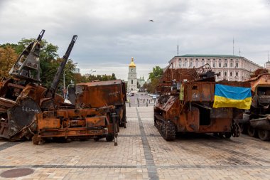 KYIV, UKRAINE 20 Ağustos 2022: Rus ordusunun imha edilmiş askeri teçhizatı Kyiv 'deki kiliselerin zeminine karşı Mikhailovskaya meydanında sergileniyor