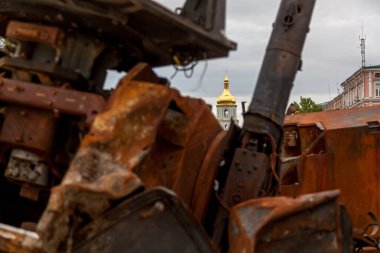 KYIV, UKRAINE 20 Ağustos 2022: Rus ordusunun imha edilmiş askeri teçhizatı Kyiv 'deki kiliselerin zeminine karşı Mikhailovskaya meydanında sergileniyor