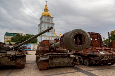 KYIV, UKRAINE 20 Ağustos 2022: Rus ordusunun imha edilmiş askeri teçhizatı Kyiv 'deki kiliselerin zeminine karşı Mikhailovskaya meydanında sergileniyor