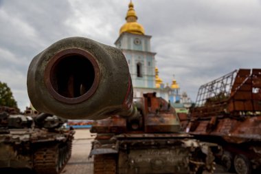KYIV, UKRAINE 20 Ağustos 2022: Rus ordusunun imha edilmiş askeri teçhizatı Kyiv 'deki kiliselerin zeminine karşı Mikhailovskaya meydanında sergileniyor