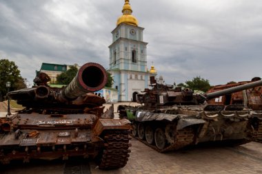 KYIV, UKRAINE 20 Ağustos 2022: Rus ordusunun imha edilmiş askeri teçhizatı Kyiv 'deki kiliselerin zeminine karşı Mikhailovskaya meydanında sergileniyor