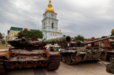 KYIV, UKRAINE 20 Ağustos 2022: Rus ordusunun imha edilmiş askeri teçhizatı Kyiv 'deki kiliselerin zeminine karşı Mikhailovskaya meydanında sergileniyor