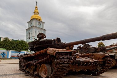 KYIV, UKRAINE 20 Ağustos 2022: Rus ordusunun imha edilmiş askeri teçhizatı Kyiv 'deki kiliselerin zeminine karşı Mikhailovskaya meydanında sergileniyor
