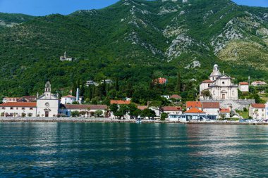 Karadağ 'ın Adriyatik Denizi kıyısındaki Kotor Körfezi' ndeki bir tekneden görüntü. Kotor Körfezi 'ndeki plajlar, oteller, kiliseler, limanlar ve Karadağ kıyıları boyunca daha da ileri.