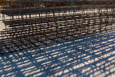 İnşaat tesisatı şantiyede. Çelik güçlendirilmiş beton yapılar beton döşeme için. Çok katlı binaların inşaatı