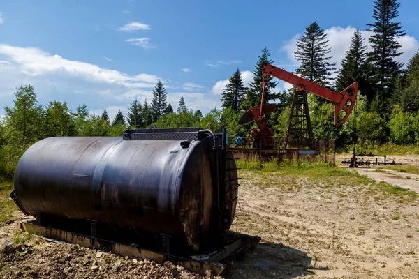 Μια Εξέδρα Άντλησης Πετρελαίου Αντλεί Πετρέλαιο Από Υπόγεια Προς Την — Φωτογραφία Αρχείου