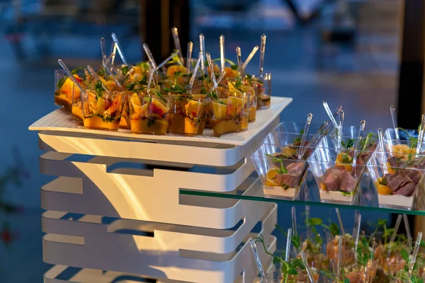 Catering Service Płyta Appetizing Kanapki Tworzywa Sztucznego Trzyma Rangesandwiches Stole — Zdjęcie stockowe