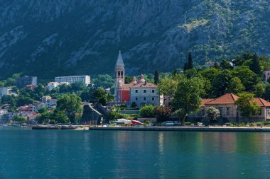 Karadağ 'ın Adriyatik Denizi kıyısındaki Kotor Körfezi' ndeki bir tekneden görüntü. Kotor Körfezi 'ndeki plajlar, oteller, kiliseler, limanlar ve Karadağ kıyıları boyunca daha da ileri.