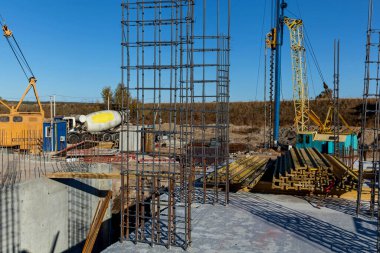 İnşaat tesisatı şantiyede. Çelik güçlendirilmiş beton yapılar beton döşeme için. Çok katlı binaların inşaatı