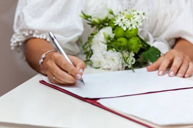 Nüfus dairesinde düğün töreni, gelin ve damat evlilik belgesi ya da evlilik sözleşmesi imzalarlar.