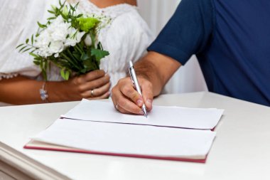 Nüfus dairesinde düğün töreni, gelin ve damat evlilik belgesi ya da evlilik sözleşmesi imzalarlar.