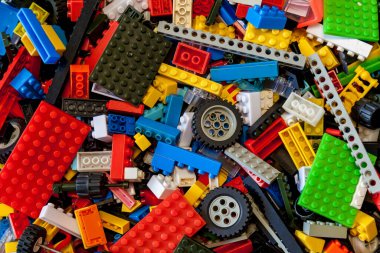 Plastik tasarımcısının çok renkli ayrıntılarının arkaplanı